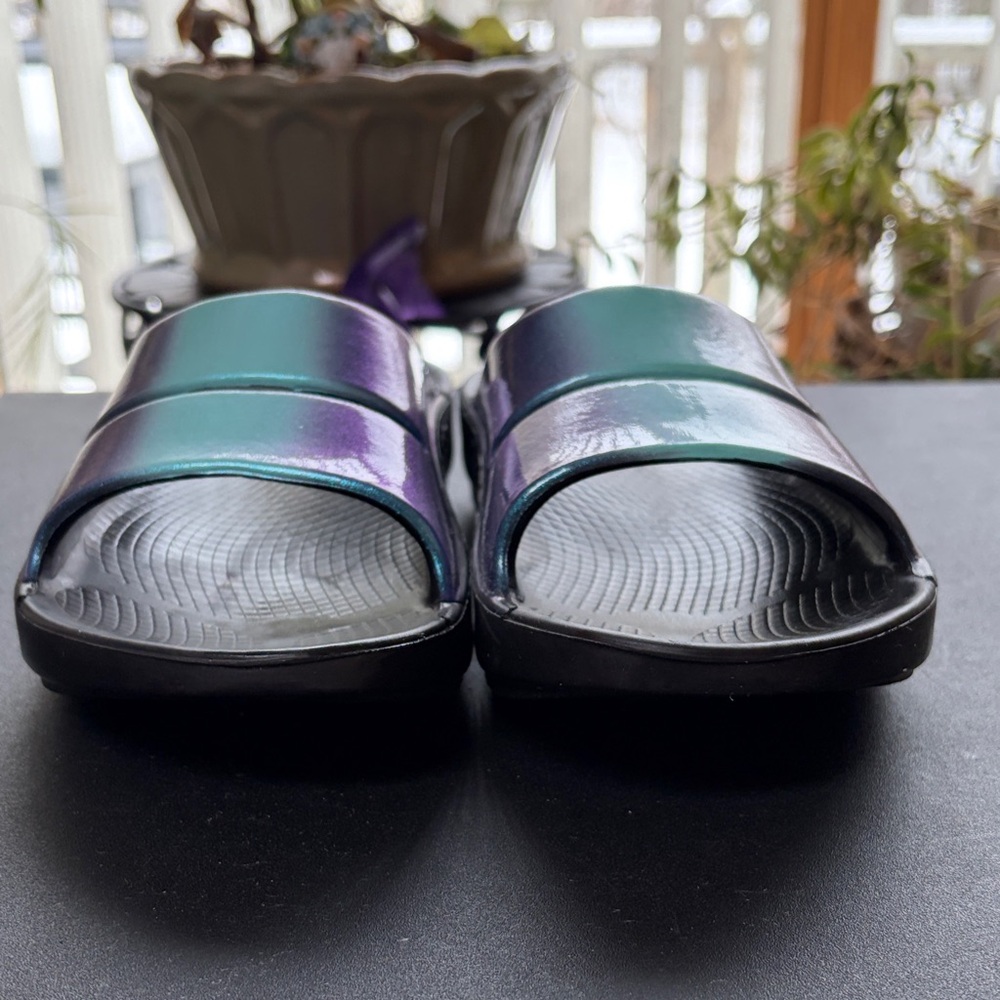 Oofos Unisex Iridescent Blue and Green Slides Women Size 8 - Picture 2 of 7